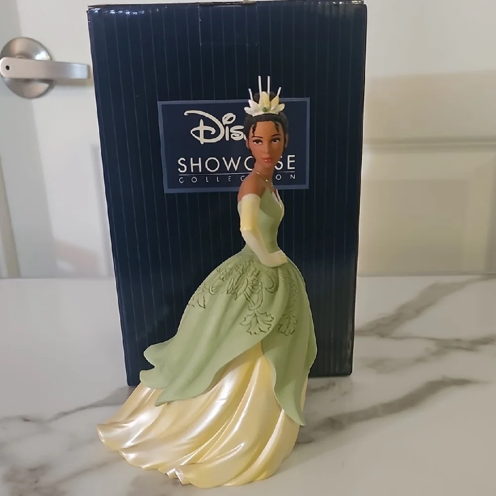 Disney Showcase Tiana in Green and Cream - Picture 1 of 5